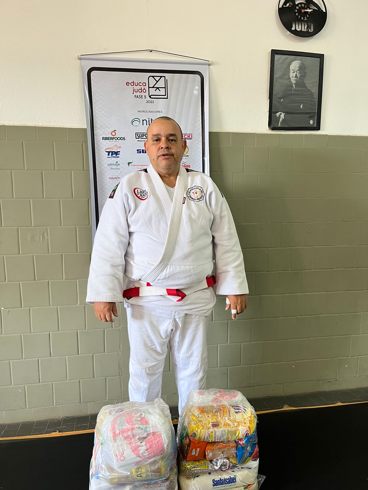 Projeto Educa Judô arrecada duas cestas básicas para famílias de judocas que frequentam o projeto.