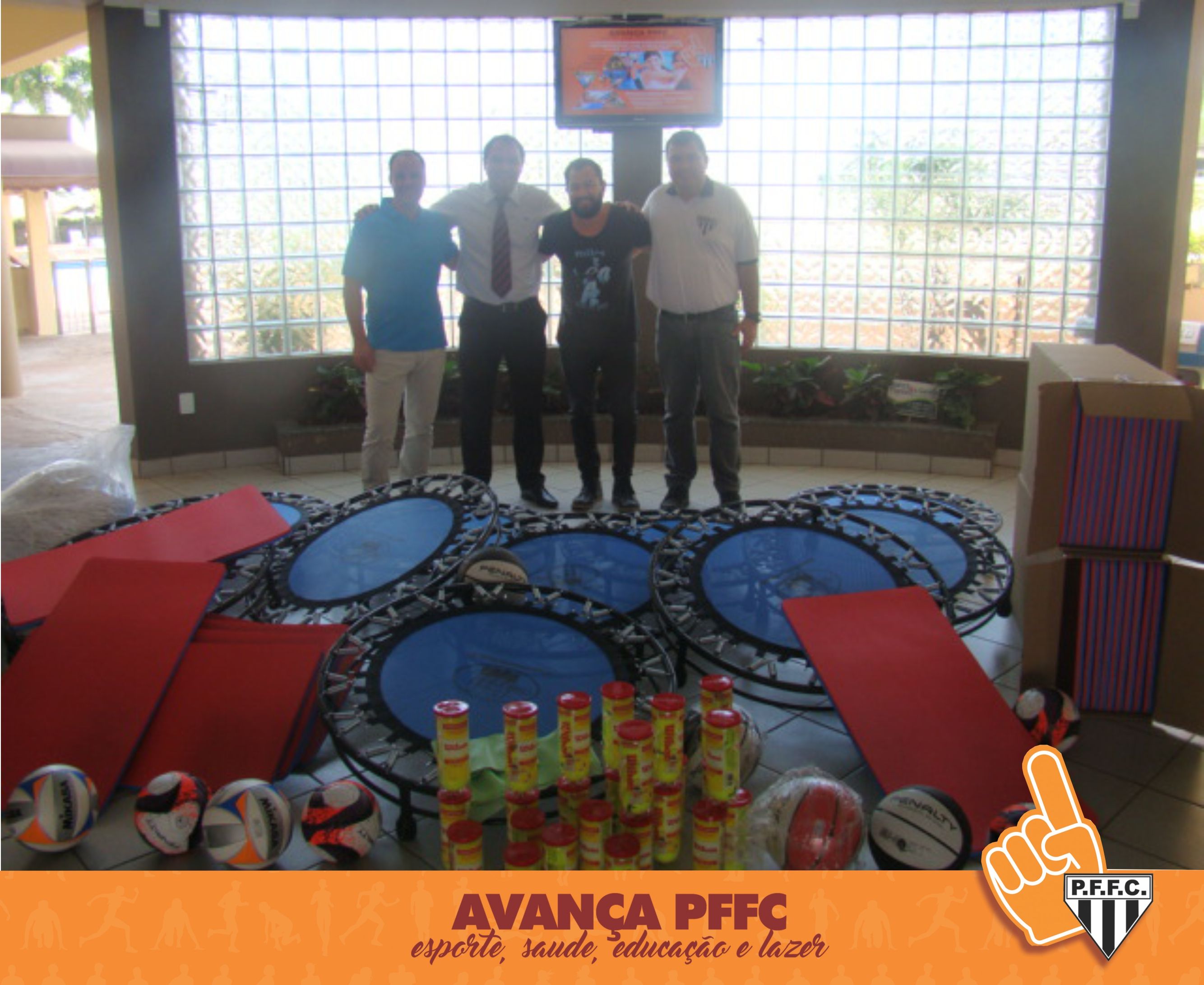 Diretoria do P.F.F.C. entrega novos Materiais Esportivos.