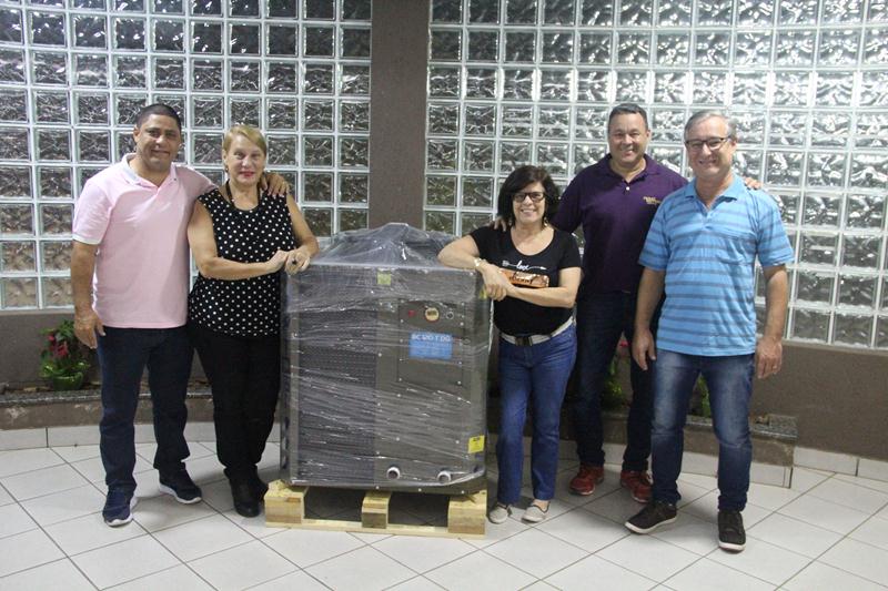 Diretoria P.F.F.C. compra novo aquecedor para piscina.